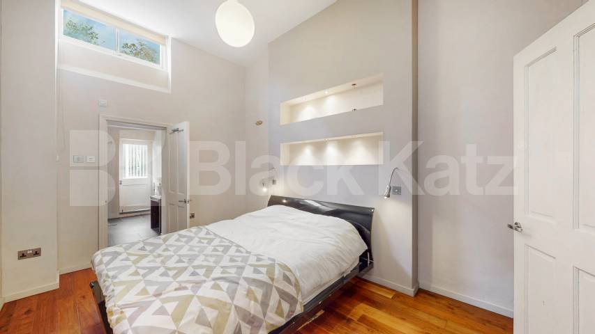 Modern Garden Flat Compayne Gardens, South Hampstead